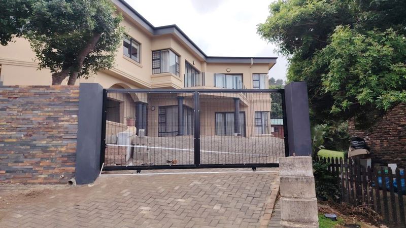 Sliding gate between pillars — Jozelle Fencing & Projects